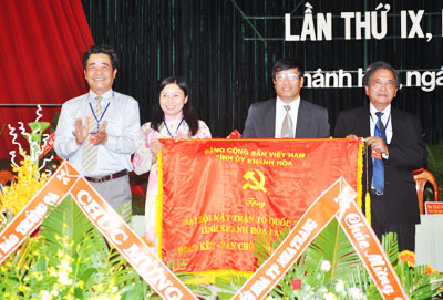 Đồng chí Lê Thanh Quang tặng bức trướng cho Đại hội MTTQVN tỉnh khóa IX.