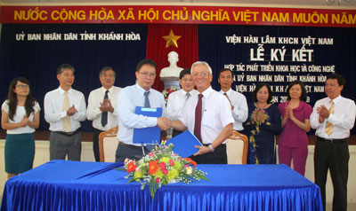 Ông Nguyễn Chiến Thắng (bên phải) và Giáo sư - Tiến sĩ Châu Văn Minh ký kết hợp tác.