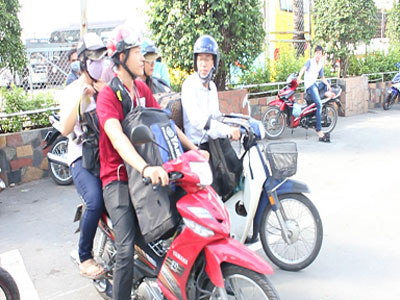 Các thành viên câu lạc bộ đưa  thí sinh và người nhà về nhà trọ.