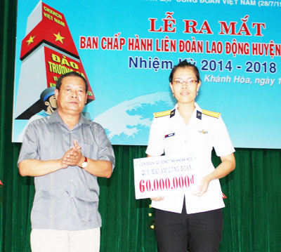 Ông Trần Văn Lý trao kinh phí hỗ trợ xây  “Mái ấm Công đoàn” cho con gái Anh hùng liệt sĩ Trần Văn Phương.