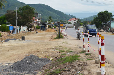  Thi công nâng cấp Quốc lộ 1A đoạn qua địa bàn xã Suối Hiệp, Diên Khánh. 