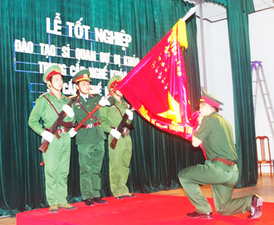 Trao bằng tốt nghiệp cho 177 học viên