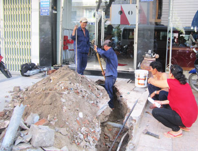 Đấu nối đường ống nước thải tại hộ dân.