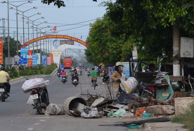 Buôn phế liệu dưới lòng đường