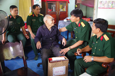 Tặng quà 16 gia đình chính sách tiêu biểu