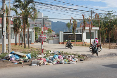 Đổ rác nơi bảng cấm