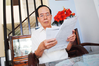 Gần 50 năm, ông Phan Hữu Sâm mới được thấy lại hồ sơ đi B của mình.