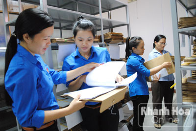 Các cán bộ, nhân viên Chi cục Văn thư - Lưu trữ tỉnh đã hoàn thành chứng thực, sắp xếp hơn 400 hồ sơ cán bộ đi B của tỉnh.