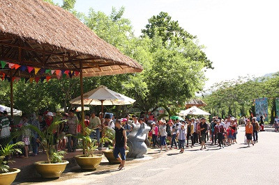 Du khách tham gia lễ hội Yang Bay.