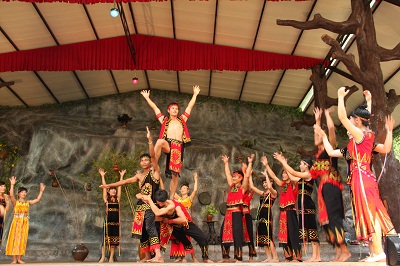 Yang Bay Legend Festival attracts 3,000 locals and tourists