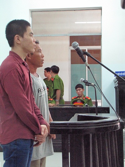 Bị cáo Hồ Văn Quý (trái) và Trần Phi.