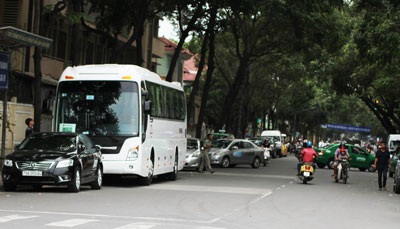 Xe ô tô đậu, đỗ lộn xộn trên đường Lý Tự Trọng.