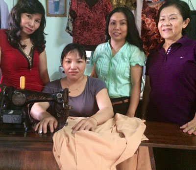 Chị Đào được Chi hội Vạn Trung 1 tặng máy may để làm kế sinh nhai.