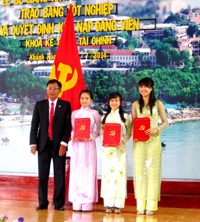 Kết nạp đảng cho 24 sinh viên