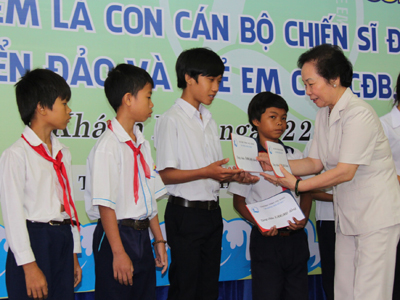 Phó Chủ tịch nước Nguyễn Thị Doan: Trao 175 suất học bổng "Cùng em đến trường"