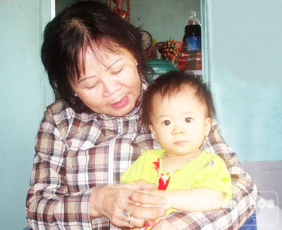 Bệnh nhân phong Nguyễn Thị Hoa hạnh phúc bên đứa cháu lành lặn.