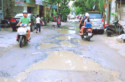 Đường lầy lội khó đi