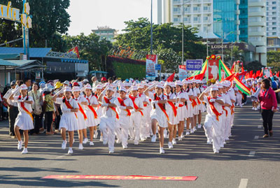 Liên đội Trường Tiểu học Vĩnh Hiệp (Nha Trang) thực hiện nghi thức diễu duyệt đội ngũ.