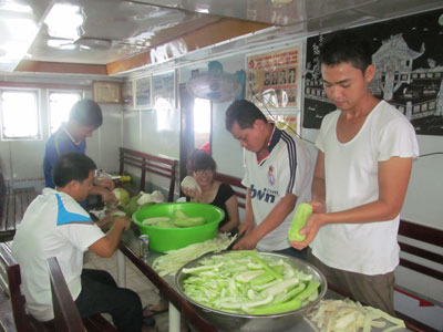 Sơ chế thực phẩm trên tàu HQ 996.