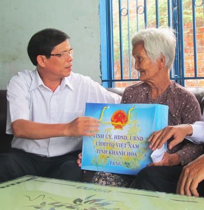 Đồng chí Nguyễn Tấn Tuân tặng quà cho bà Đào Thị Tùy.