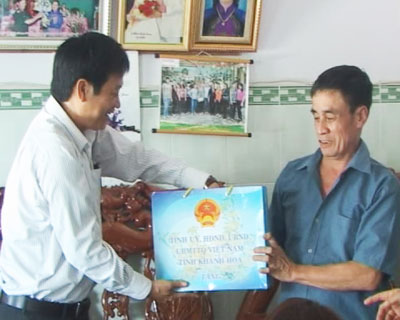 Ông Huỳnh Mộng Giang trao quà cho thương binh Phan Thanh Sơn  (thị trấn Khánh Vĩnh).