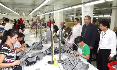 Đại diện Liên đoàn Lao động tỉnh thăm công nhân Khu công nghiệp Suối Dầu.