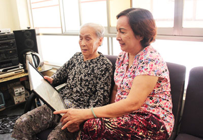 Bà Đặng Thị Đương vui mừng khi được phong tặng danh hiệu Bà mẹ Việt Nam anh hùng.