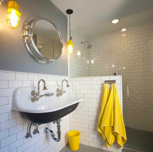 Khăn tắm màu vàng và hồng là một gợi ý tốt cho bạn.