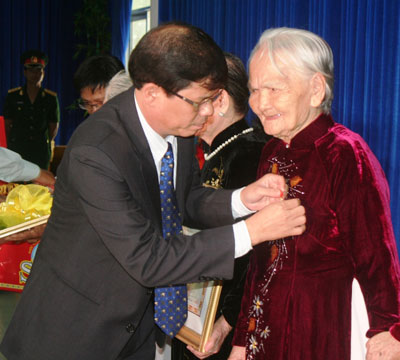 Đồng chí Nguyễn Tấn Tuân gắn danh hiệu Bà mẹ Việt Nam anh hùng cho các mẹ.