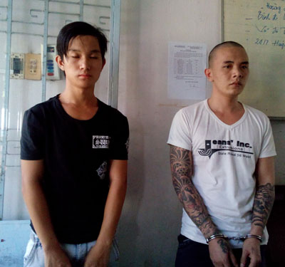 Hai đối tượng Tài (trái) và Phương tại cơ quan công an.