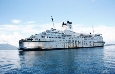 Bất chấp lệnh di dời, tàu Jupiter vẫn neo đậu trên vịnh Vân Phong.