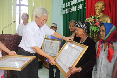 Tặng quà gia đình thương binh, liệt sĩ tại huyện Khánh Sơn