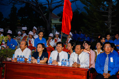 Gần 1.500 đoàn viên, thanh niên thắp nến tri ân các anh hùng liệt sĩ