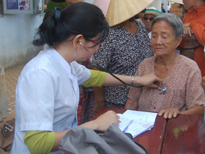 Tặng 150 suất quà cho thiếu nhi và hộ nghèo đảo Bích Đầm