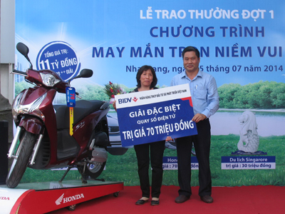 Trao giải cho khách hàng trúng xe Honda SH
