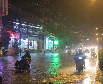 Mưa lớn, nhiều đoạn đường bị ngập