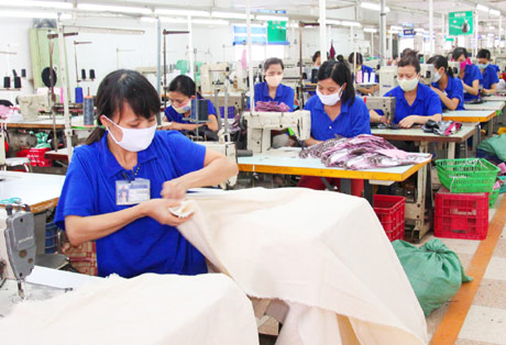 Công nhân vẫn là lực lượng sản xuất hàng đầu khi đóng góp khoảng ¾ GDP, hơn 70% ngân sách quốc gia. (Ảnh: TH)