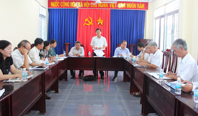 Đồng chí  Nguyễn Tấn Tuân tại buổi làm việc  với phường Xương Huân.