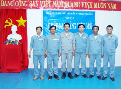 Kết nạp đảng viên mới tại Đảng bộ Công ty TNHH Nhà máy Tàu biển Hyundai VinaShin.