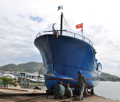 Hạ thủy tàu câu cá ngừ đại dương Yanmar