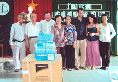 Trao 24 suất học bổng cho học sinh xã Giang Ly