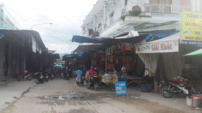 Nhiều tiểu thương ở khu chợ này thường xuyên bị Giang “say” xin đểu.