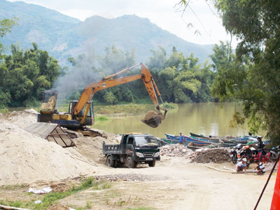 Công trường nạo vét thu hồi cát. 