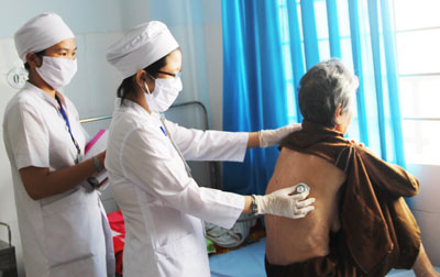 Khám bệnh tại khoa Nội - Trung tâm Y tế huyện Cam Lâm.