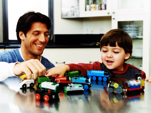 Người lớn không nên điều khiển cuộc chơi khi chơi cùng với trẻ. 