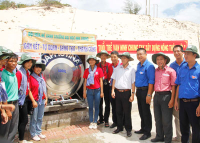 Đồng chí Nguyễn Tấn Tuân (thứ năm từ phải sang)  tại công trình “Dòng nước thanh niên”.