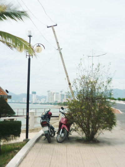 Trụ điện nghiêng