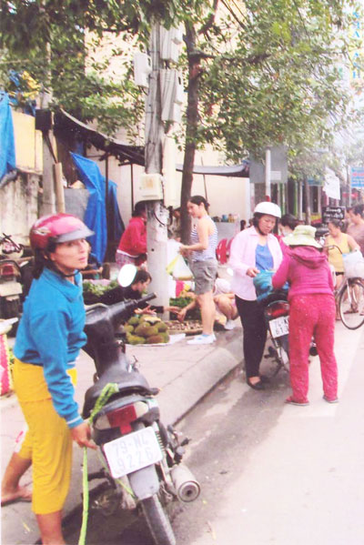 Lấn chiếm vỉa hè làm nơi buôn bán