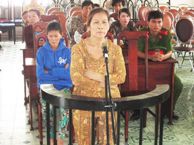 Bị cáo Đào trước vành móng ngựa, Nguyệt ngồi phía sau.