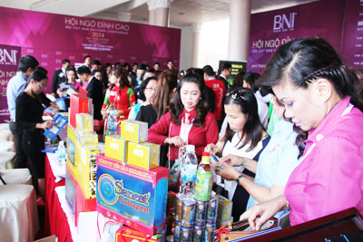 Các doanh nhân tham khảo các mặt hàng đặc trưng ở Nha Trang.